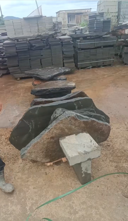 湛江黑天然石皮：原生态自然质感，打造高级庭院景墙解决方案